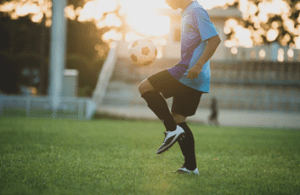 accion de jugador de futbol en el estadio scaled 2